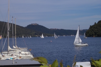 Segler zwischen Schied und Waldecker Becken im Hintergrund Schloss Waldeck